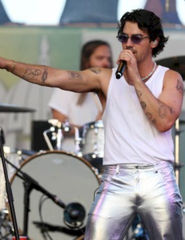 candy-by-the-ocean:-joe-jonas-&-dnce-book-halloween-show-in-miami