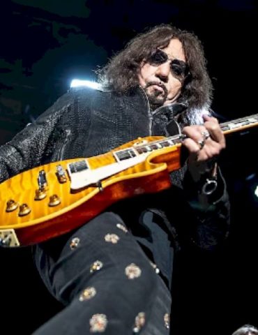 ace-frehley,-founding-guitarist-of-kiss,-dead-at-74