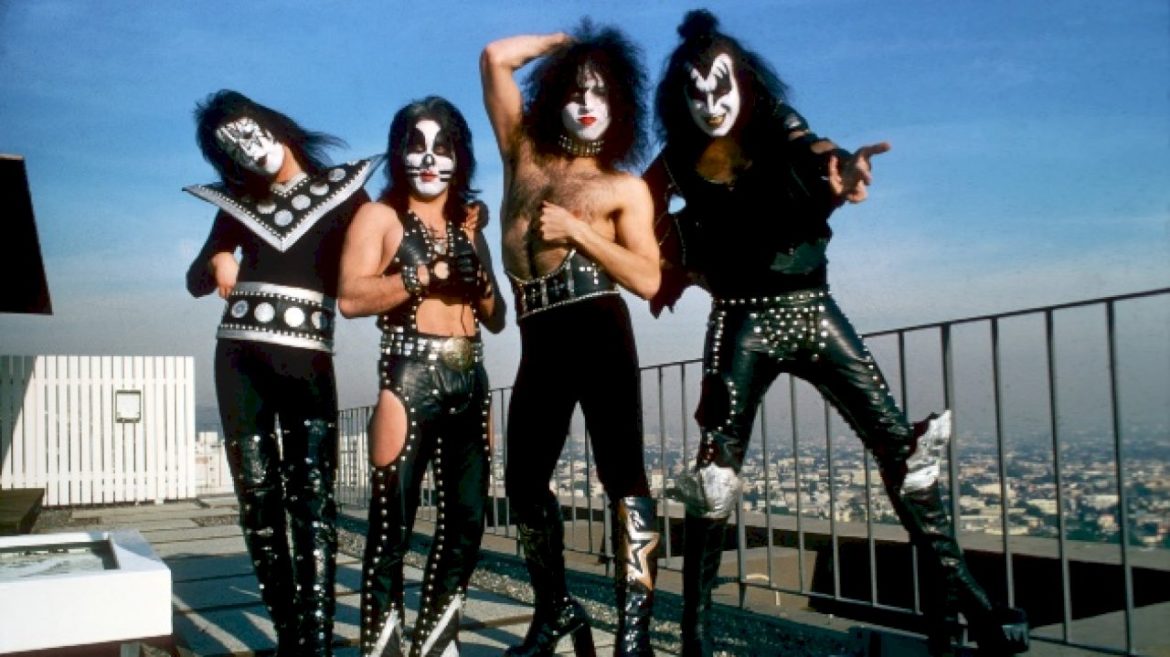 kiss’-paul-stanley,-gene-simmons-&-peter-criss-pay-tribute-to-ace-frehley