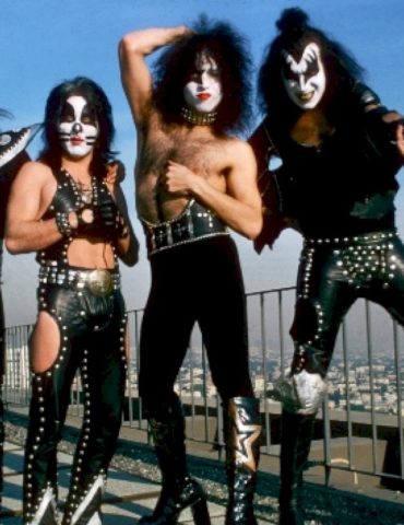 kiss’-paul-stanley,-gene-simmons-&-peter-criss-pay-tribute-to-ace-frehley