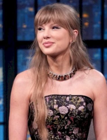 one-glimpse-of-a-taylor-swift-t-shirt-leads-to-influx-of-cash-for-monterey-bay-aquarium