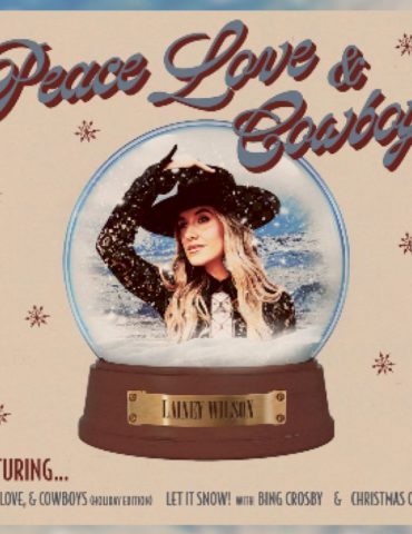 lainey-wilson-puts-‘peace,-love-&-cowboys’-under-the-christmas-tree
