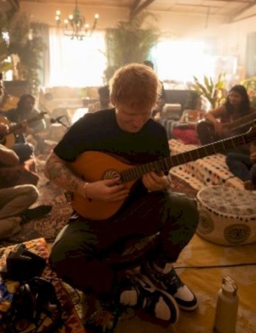 ed-sheeran-releases-‘play-–-the-remixes’-ep,-new-video-for-‘symmetry’