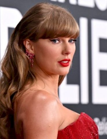 taylor-swift-donates-$100k-to-2-year-old-cancer-patient