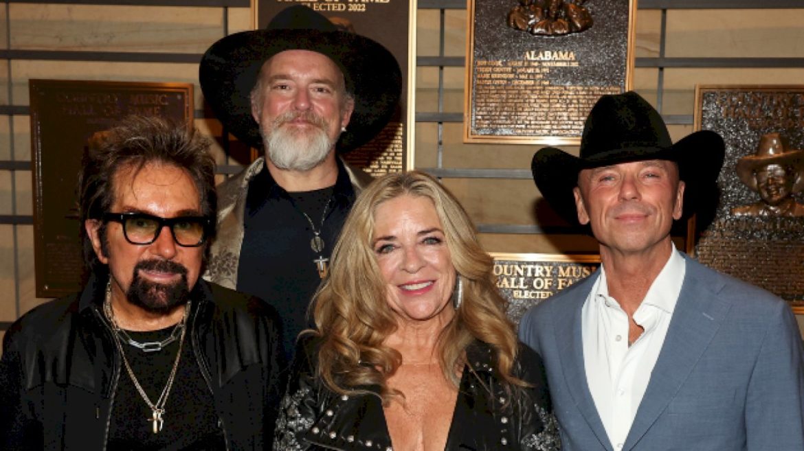 eric-church,-kelsea-ballerini-&-megan-moroney-surprise-kenny-chesney-at-hall-of-fame-induction