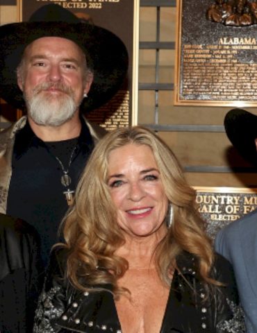 eric-church,-kelsea-ballerini-&-megan-moroney-surprise-kenny-chesney-at-hall-of-fame-induction