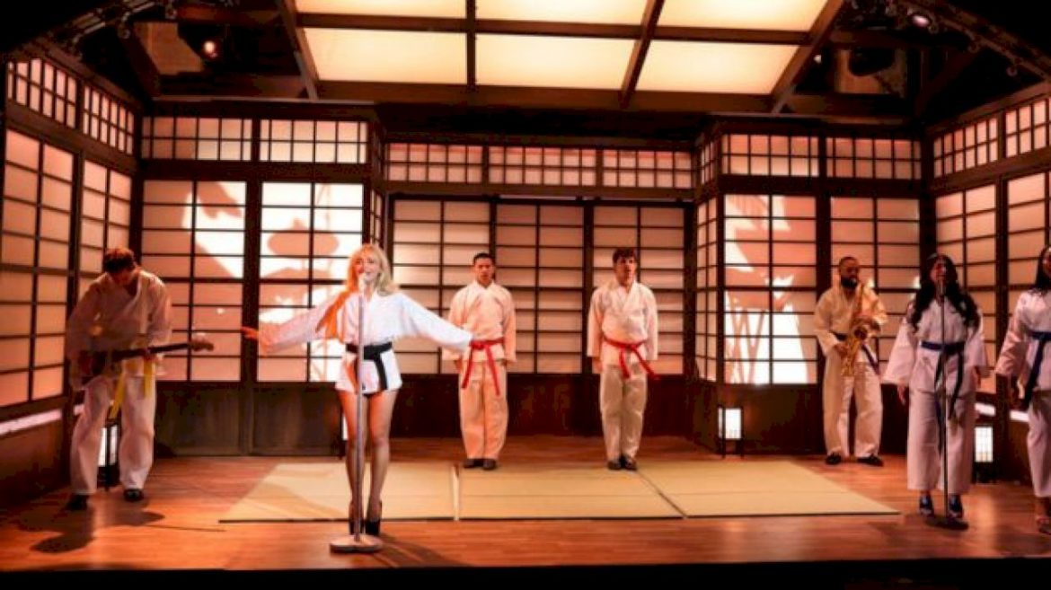 singer-calls-out-sabrina-carpenter’s-‘snl’-performance-for-being-culturally-insensitive