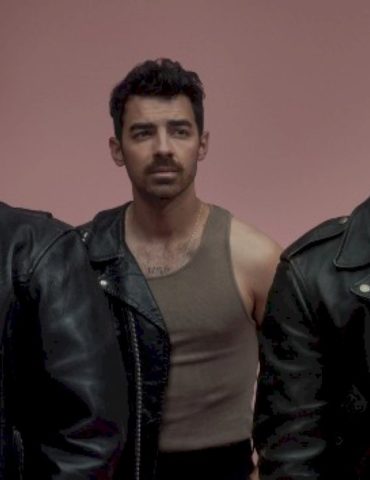 greetings-from-hollywood-boulevard:-jonas-brothers-to-put-hands,-feet-in-cement-at-chinese-theatre