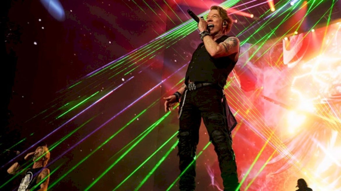 guns-n’-roses-address-axl-rose-mic-throw-at-argentina-concert
