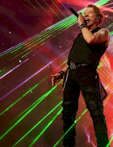 guns-n’-roses-address-axl-rose-mic-throw-at-argentina-concert