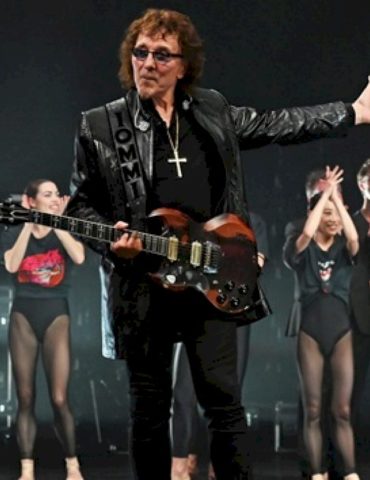 watch-tony-iommi-perform-alongside-‘black-sabbath-–-the-ballet’﻿