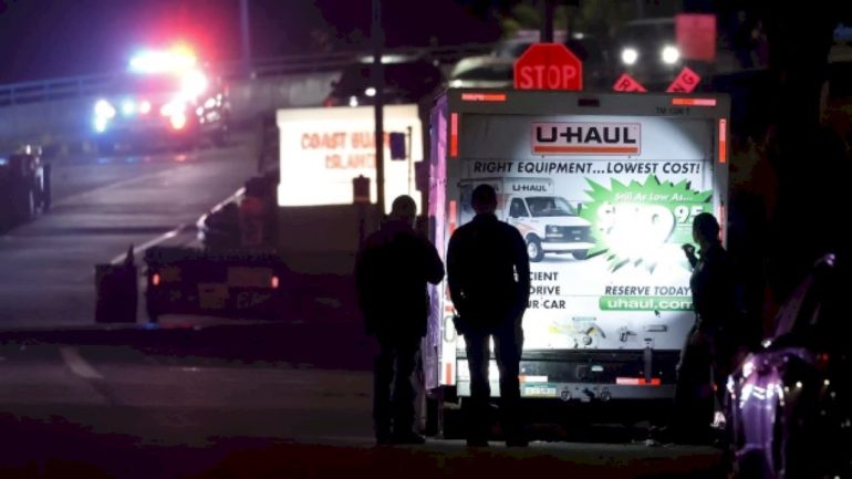 officers-fire-shots-after-driver-tries-to-ram-into-coast-guard-base-alameda,-2-hurt