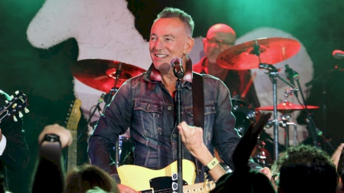 bruce-springsteen-makes-surprise-appearance-at-the-stone-pony