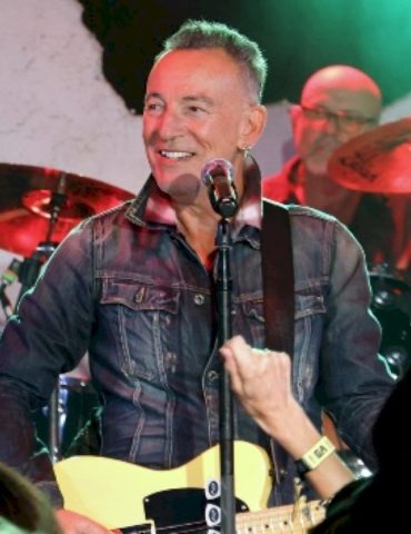 bruce-springsteen-makes-surprise-appearance-at-the-stone-pony