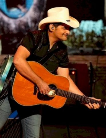 take-me-out-to-the-ballgame:-brad-paisley-to-sing-at-world-series