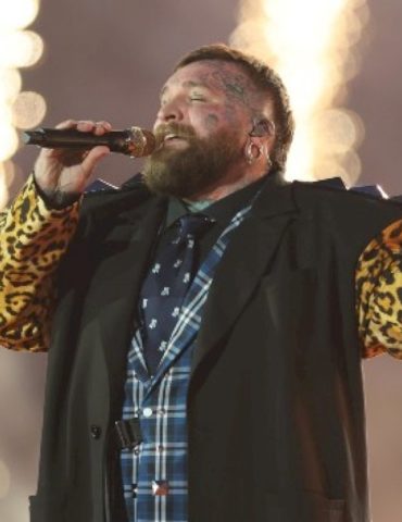 watch-teddy-swims-join-rob-thomas-onstage-in-australia