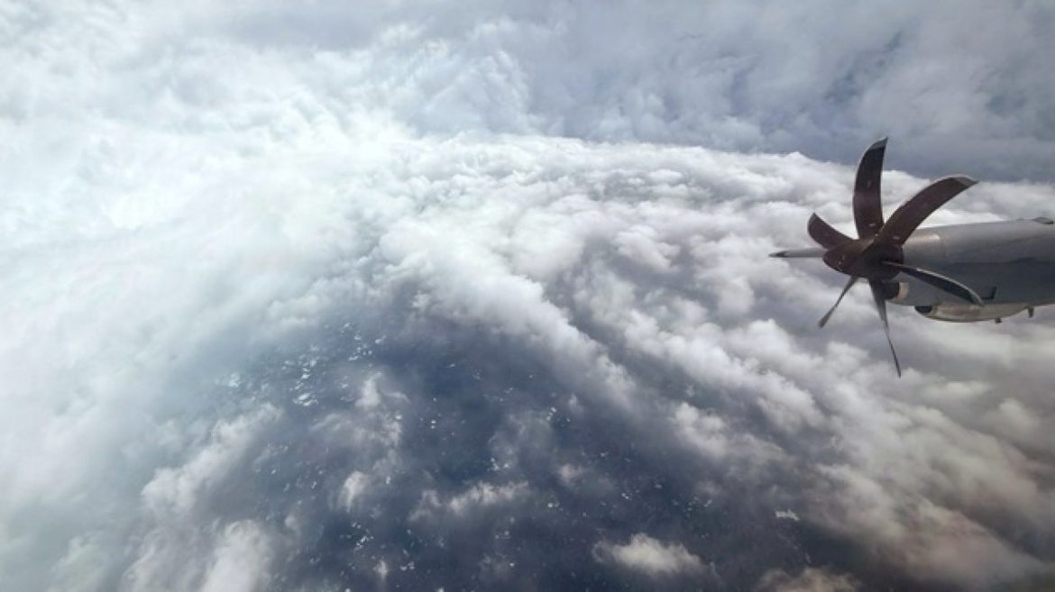 ‘hurricane-hunters’-who-flew-into-eye-of-melissa-had-to-turn-back-due-to-turbulence,-noaa-says
