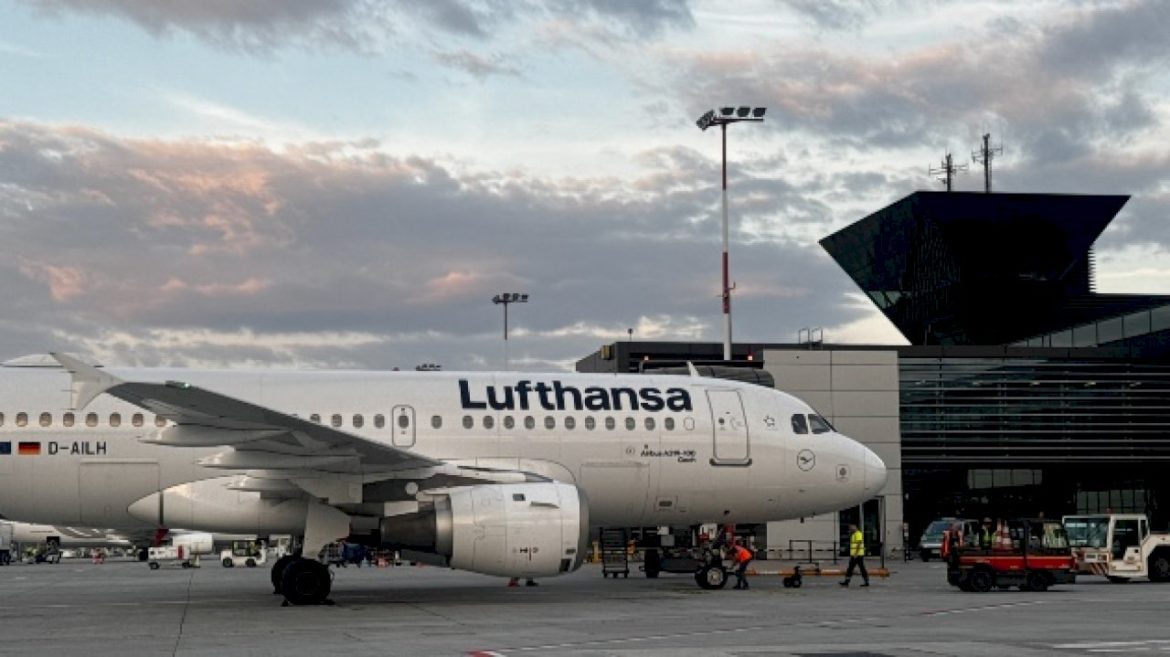 flight-diverted-after-passenger-allegedly-stabbed-two-teens-with-metal-fork:-authorities