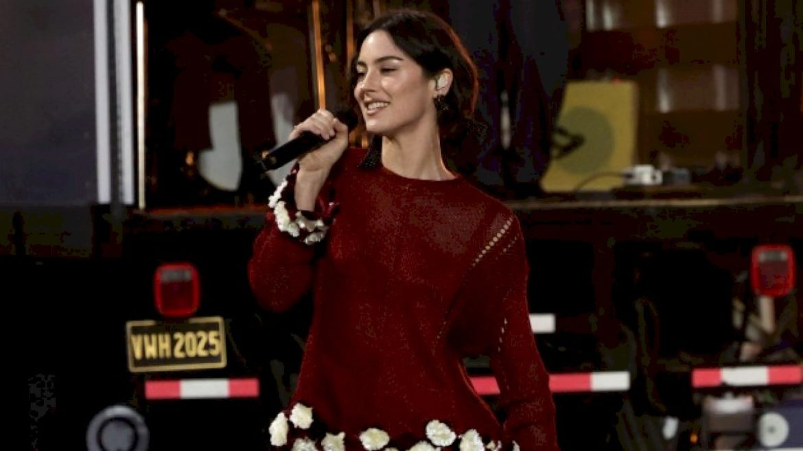 rock-&-roll-hall-of-famer-carole-king-gives-a-thrilled-gracie-abrams-the-thumbs-up