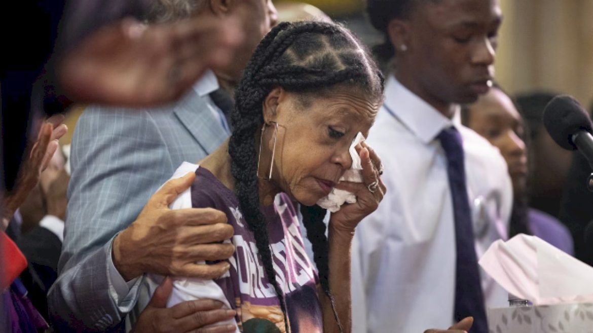 sonya-massey-murder-trial:-juror,-massey-family-cry-during-closing-arguments