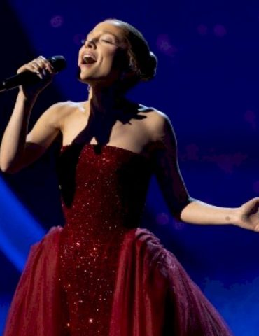 ariana-grande-goes-from-glinda-blond-back-to-brown