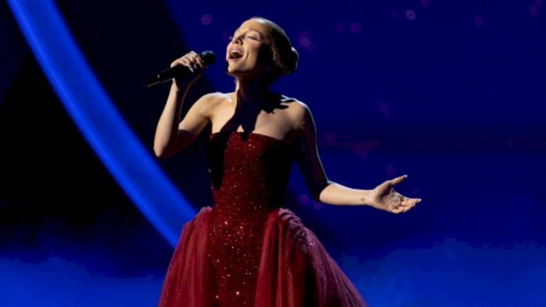 ariana-grande-goes-from-glinda-blond-back-to-brown