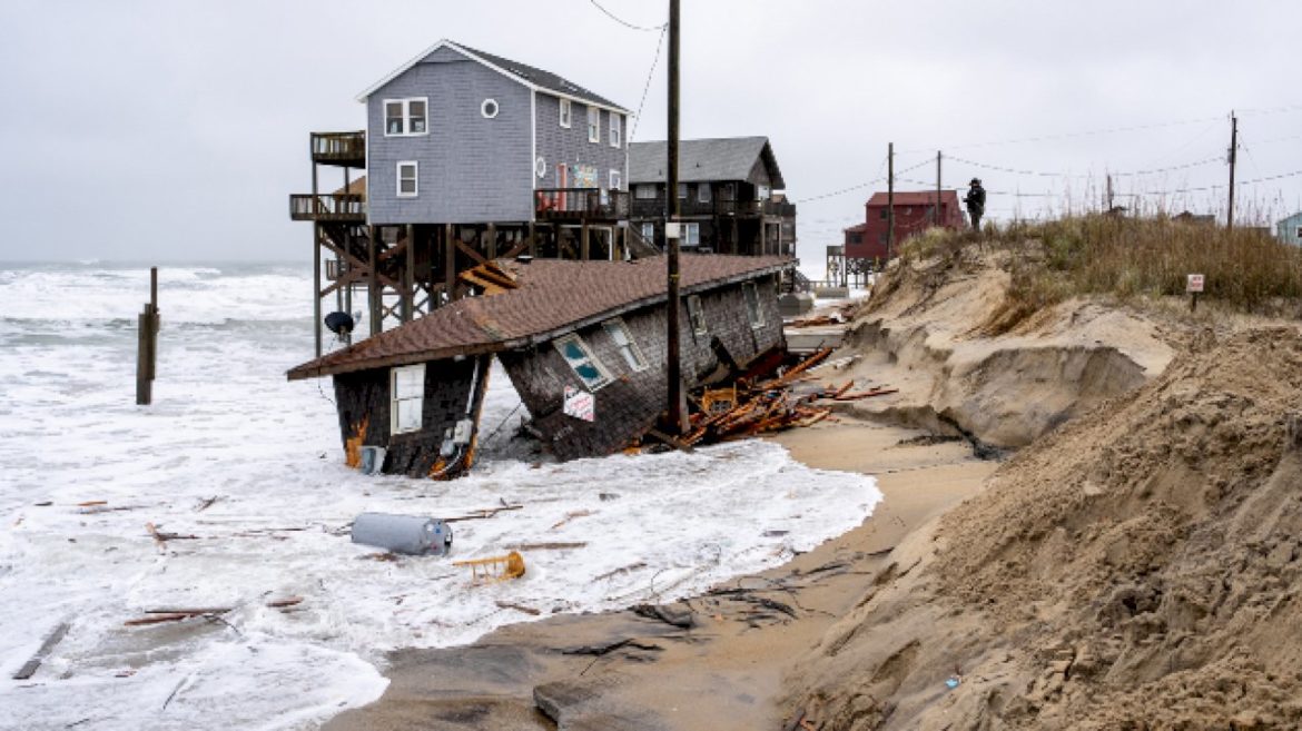 more-beachfront-homes-in-the-outer-banks-have-fallen-into-the-atlantic