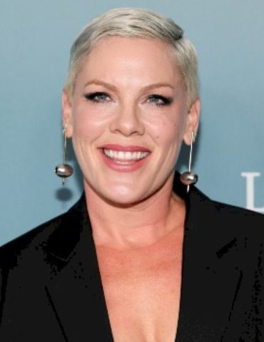 pink-receives-humanitarian-award-for-work-fighting-hunger