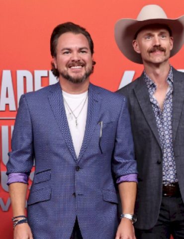 ‘this-is-eli-young-band’-recaps-25-years-in-26-minutes