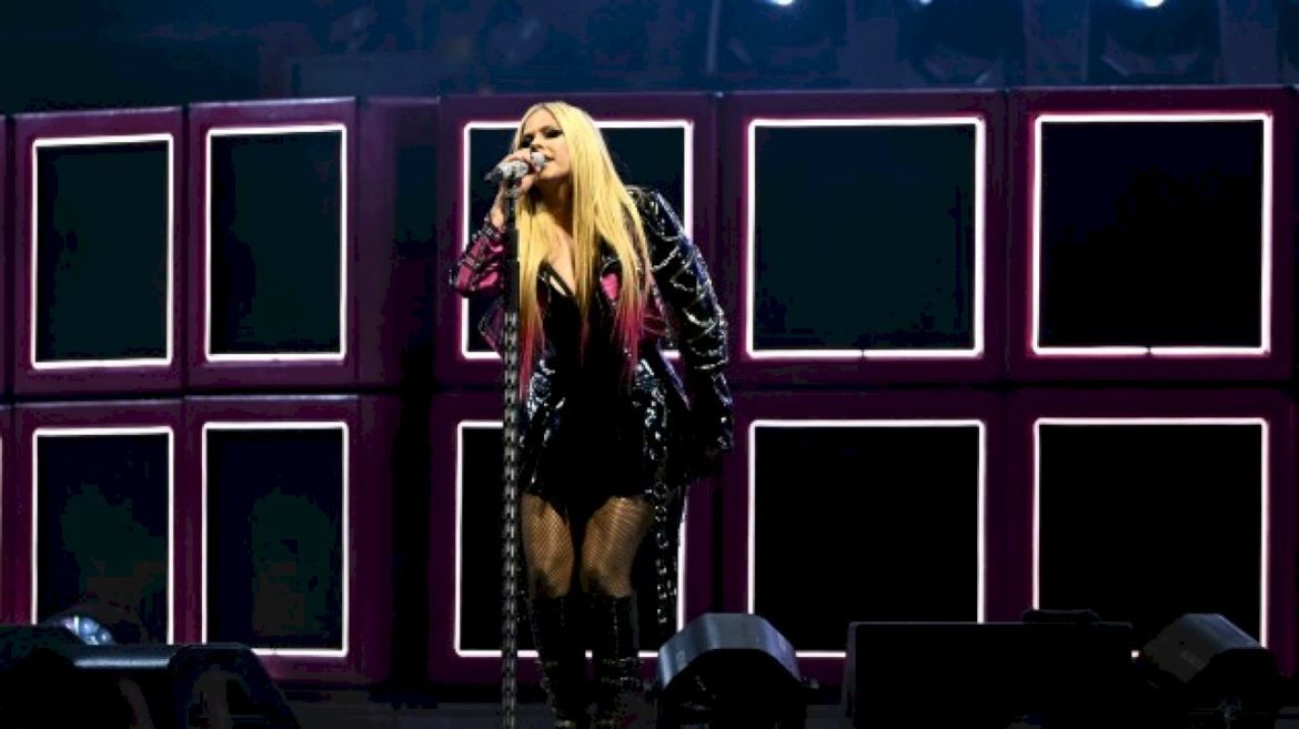 avril-lavigne-will-take-the-stage-with-cyndi-lauper-at-rrhof-induction