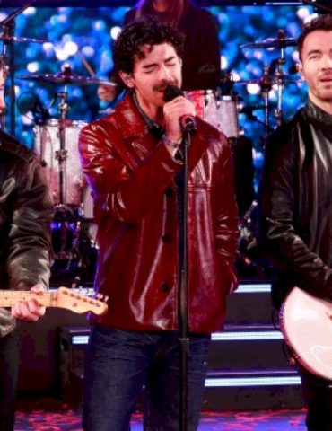 watch-jonas-brothers-sing-with-colbie-caillat;-russell-dickerson-remix-coming