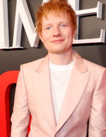 ed-sheeran-clowns-around-in-pennywise-halloween-costume