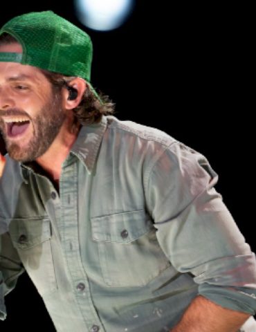 thomas-rhett’s-typically-ready-to-‘haul-out-the-holly’-on-halloween
