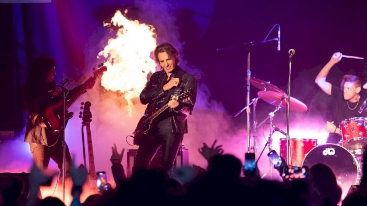 rick-springfield-brings-his-music-and-acting-experience-to-hulu’s-‘all’s-fair’