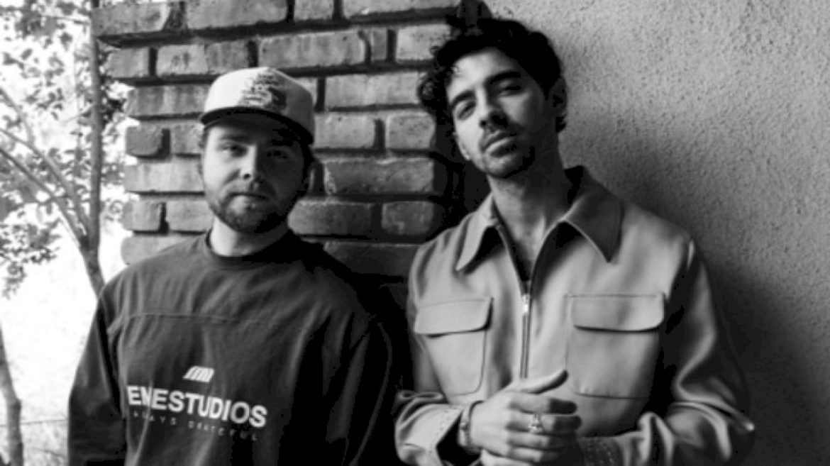 ‘fifth-jonas-brother’-alex-warren-joins-jonas-brothers-onstage-in-knoxville