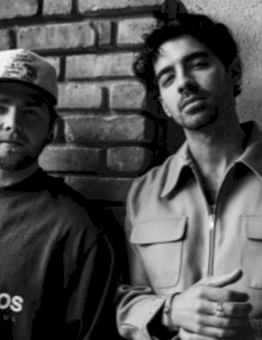 ‘fifth-jonas-brother’-alex-warren-joins-jonas-brothers-onstage-in-knoxville