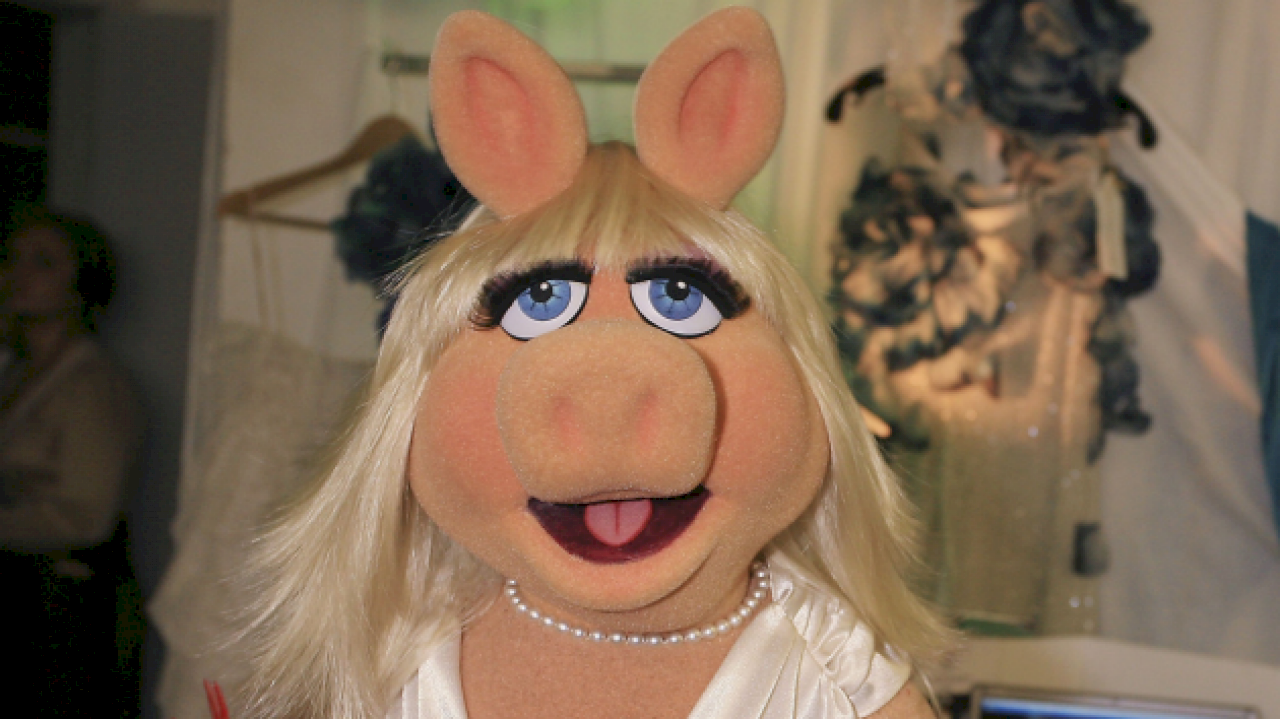 jennifer-lawrence,-emma-stone-developing-‘miss-piggy’-film-written-by-cole-escola