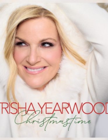 trisha-yearwood-&-garth-brooks’-‘merry-christmas,-valentine’-was-born-by-the-pool