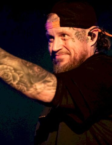 jelly-roll’s-reminded-of-his-past-while-shopping-in-australia