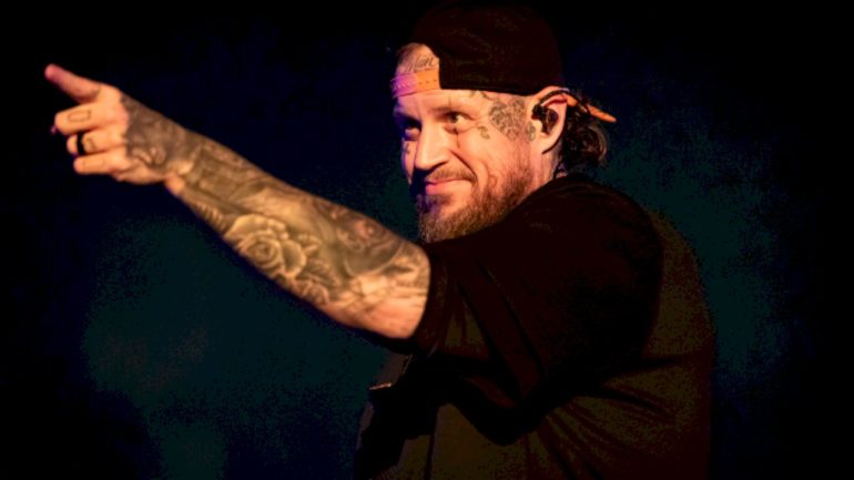 jelly-roll’s-reminded-of-his-past-while-shopping-in-australia