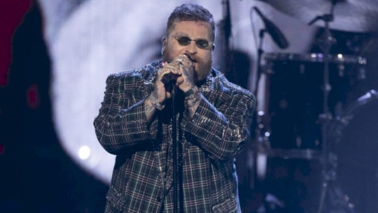 rock-&-roll-hall-of-fame-2025:-teddy-swims-helps-pay-tribute-to-joe-cocker