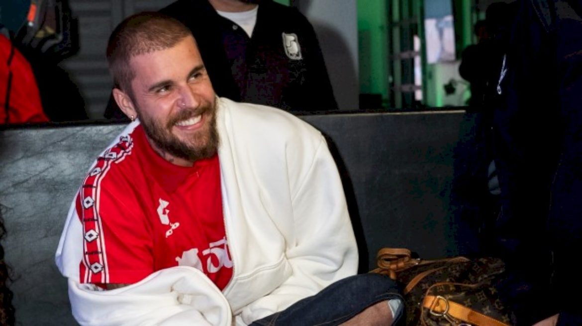 watch-justin-bieber-serenade-kendall-jenner-at-her-30th-birthday-party