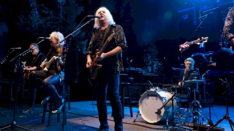 def-leppard-takes-fans-behind-the-scenes-of-october’s-backyard-concert-’25