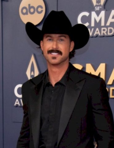 riley-green’s-keeping-it-real-heading-into-country-music’s-biggest-night