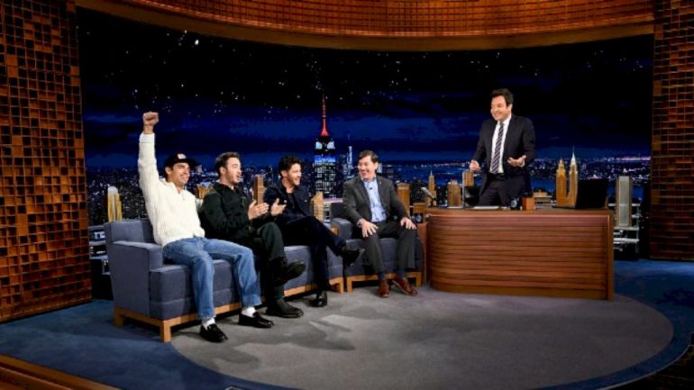 the-jonas-brothers-meet-scott-kelly-—-and-find-out-if-he-got-the-job