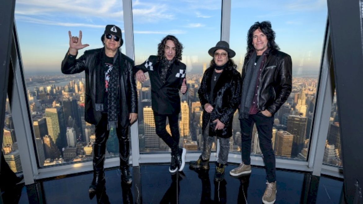 kiss-pays-tribute-to-ace-frehley-at-first-show-since-2023