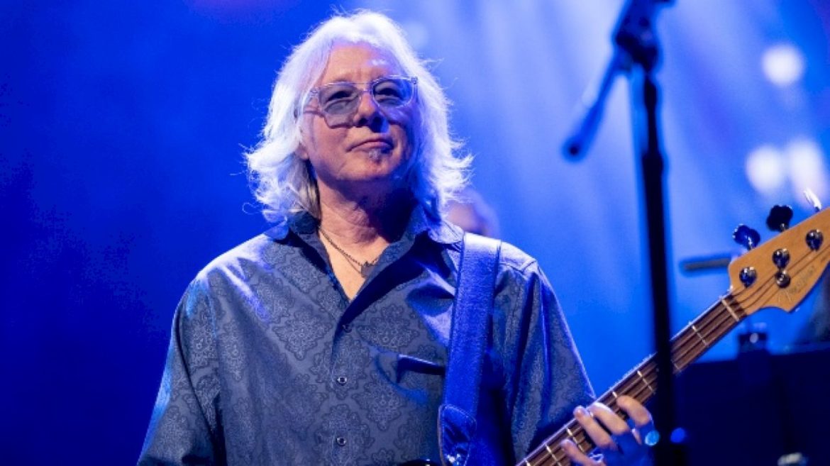 mike-mills-shoots-down-any-thoughts-of-an-rem.-reunion