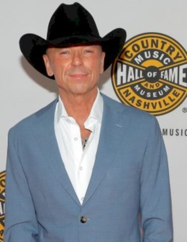 ahead-of-cmas,-kenny-chesney-says-his-career-is-‘just-a-big-dream’
