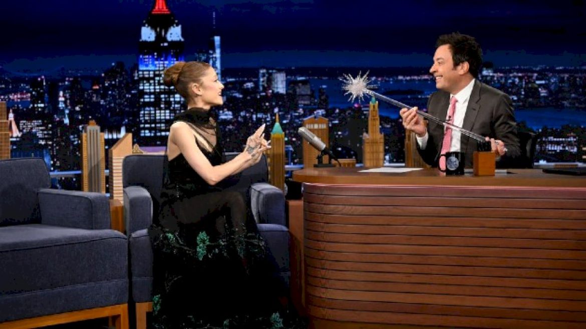 ariana-grande-talks-hosting-‘gayest-episode-ever’-of-‘snl,’-sings-and-shows-off-wand-skills-on-‘fallon-‘