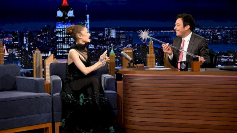 ariana-grande-talks-hosting-‘gayest-episode-ever’-of-‘snl,’-sings-and-shows-off-wand-skills-on-‘fallon-‘
